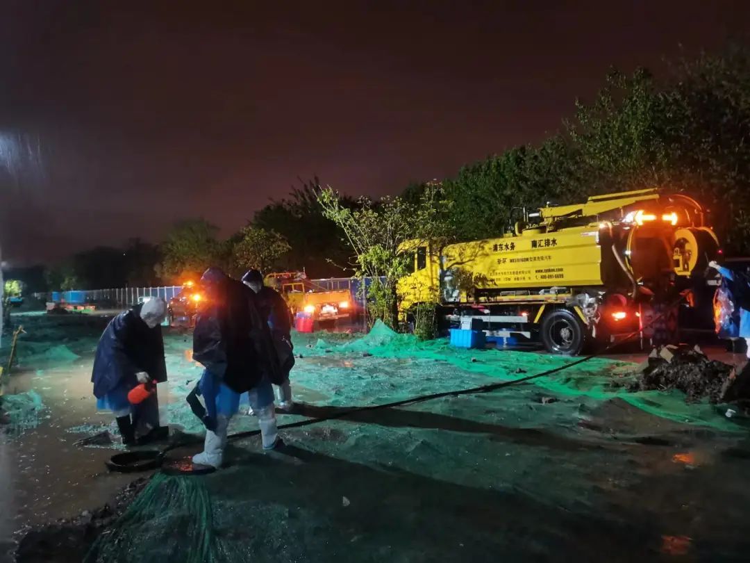 20220416 浦东水务集团：顶风冒雨全力奋战疏通太保应急隔离点污水管网-1