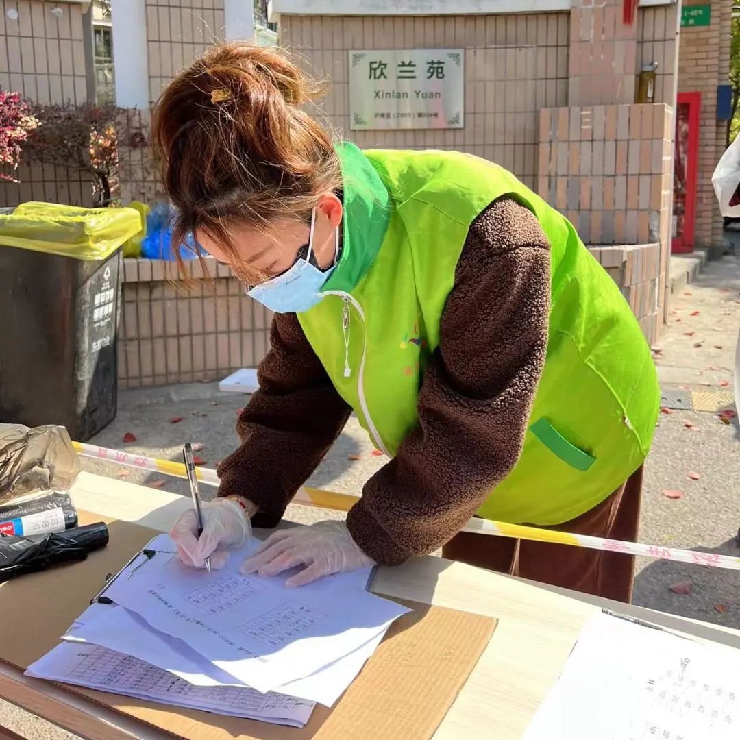 20220408 滴水映照春光暖——水务集团广大员工争当志愿者逆行战疫-1