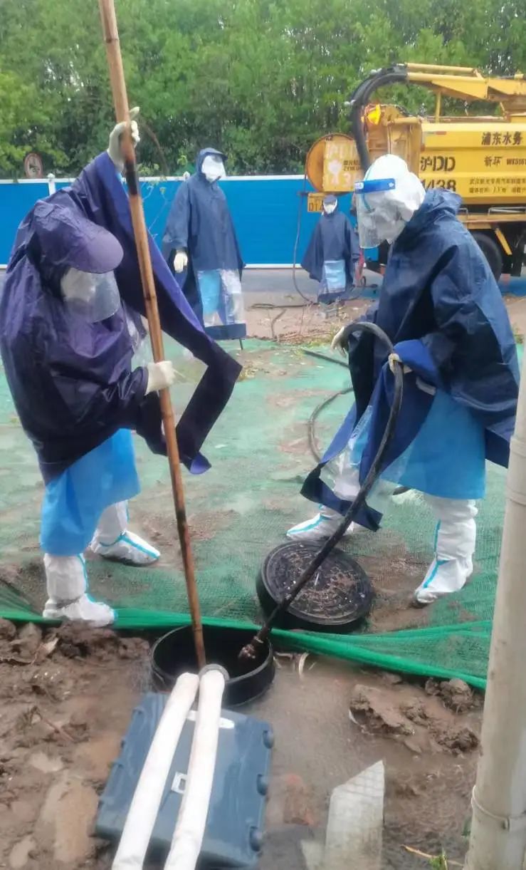 20220416 浦东水务集团：顶风冒雨全力奋战疏通太保应急隔离点污水管网-3